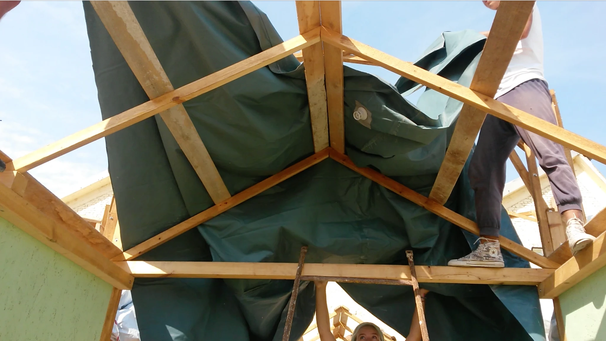 The roofs of the six smaller house shaped spaces are covered with the rubber of the boats collected at the Greek Islands. This time they came from Lesbos by a colleague architect of Odyssea, based in Athens.